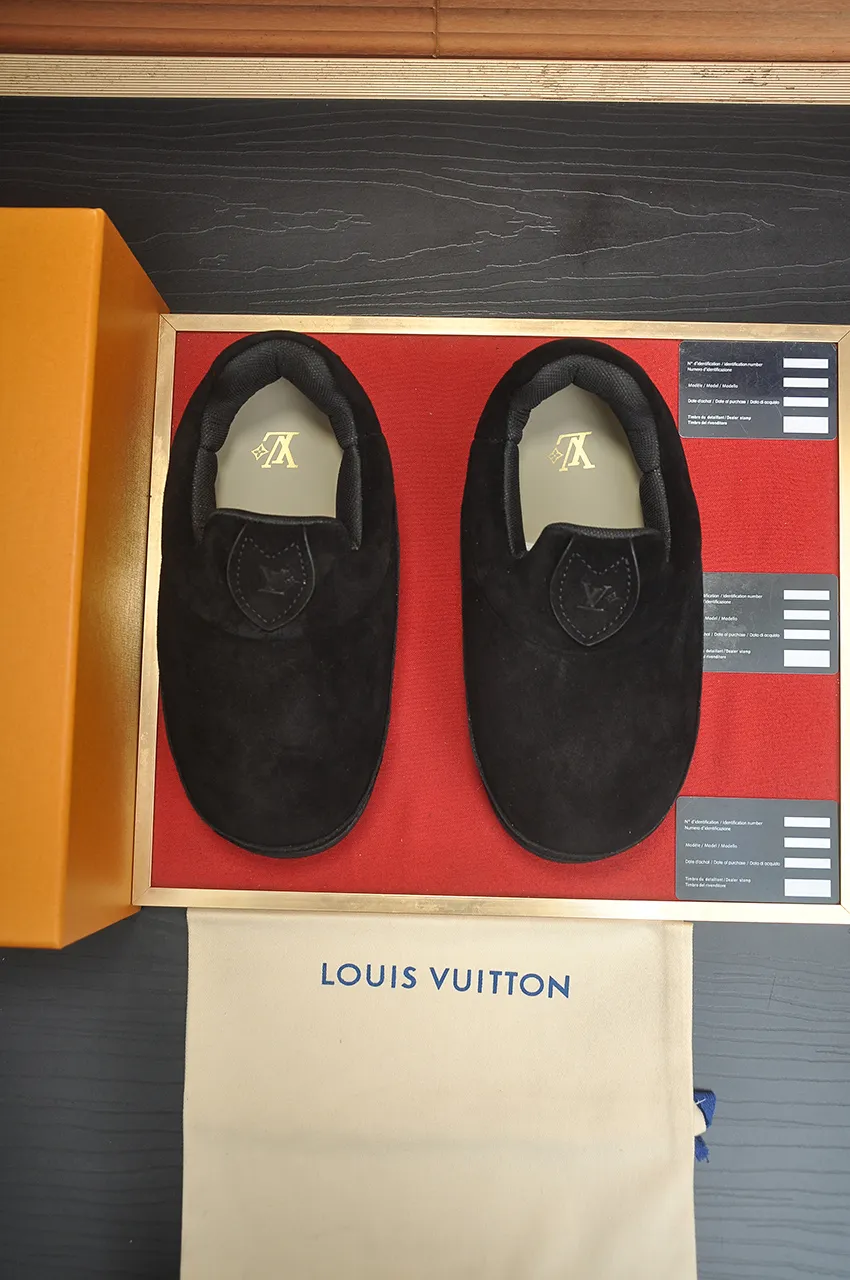 Men's men's shoes💰700💶 🔥New style🔥 LV co-branded nigo, ugly and cute😍Many Internet celebrities have put on their shoes, classic and versatile items.  ❄️Fabric: Imported high mercerized cow suede. ❄️Inner lining: high-grade elastic mesh, ❄️Outsole: original molded outsole, palm print rubber outsole with hidden L letter and Monongram flower ❄️Size: Female 35-41 (Female 41 customized), Male 39-46 (45-46 customized)